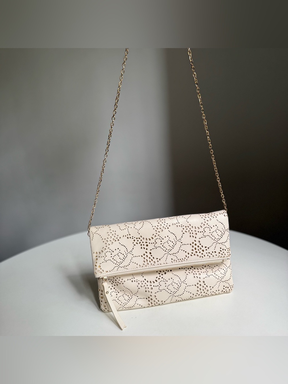 Urban Expression Crossbody Bag Women's Cream Laser-Cut Chain 11"x7” Excellent